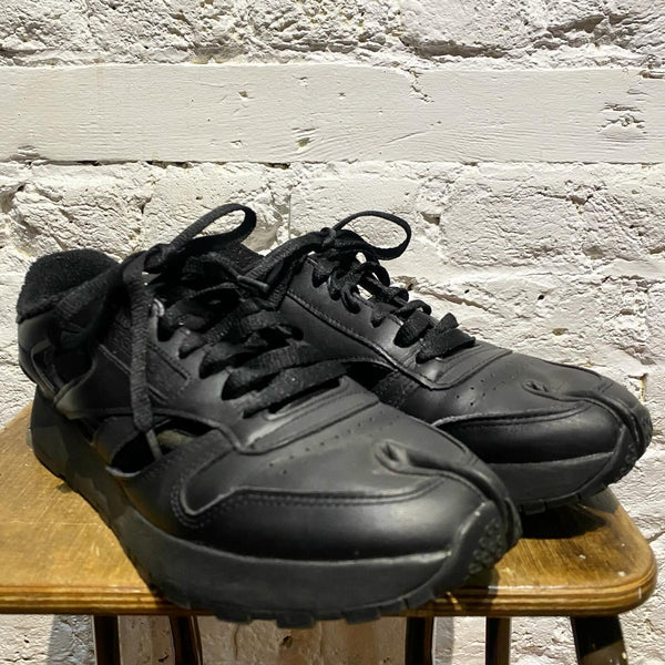 MARGIELA X REEBOK
BLACK LEATHER CUT OUT TABI TRAINERS