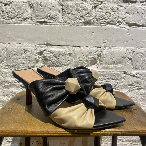VICENZA BLACK/BEIGE HEELED MULES