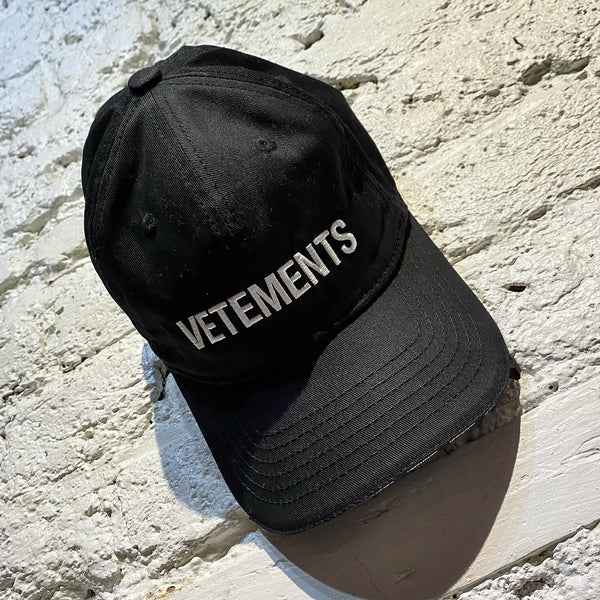 VETEMENTS BLACK BASEBALL CAP