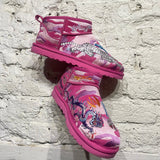 UGG X PALACE
PINK ANKLE EMBROIDERED BOOTS