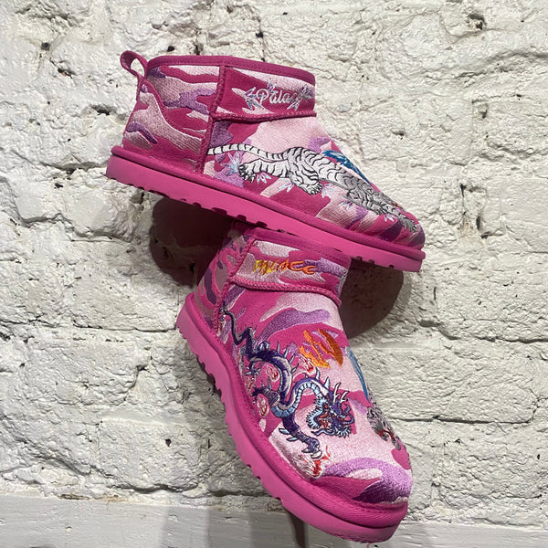 UGG X PALACE
PINK ANKLE EMBROIDERED BOOTS
