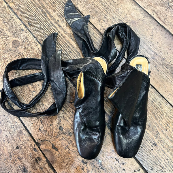 PETAR PETROV
BLACK LEATHER HEELS