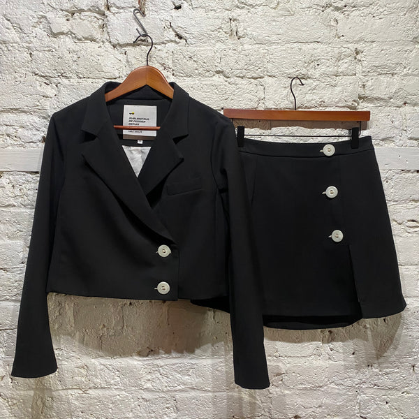 SALUT BEAUTÉ
BLACK SKIRT SUIT