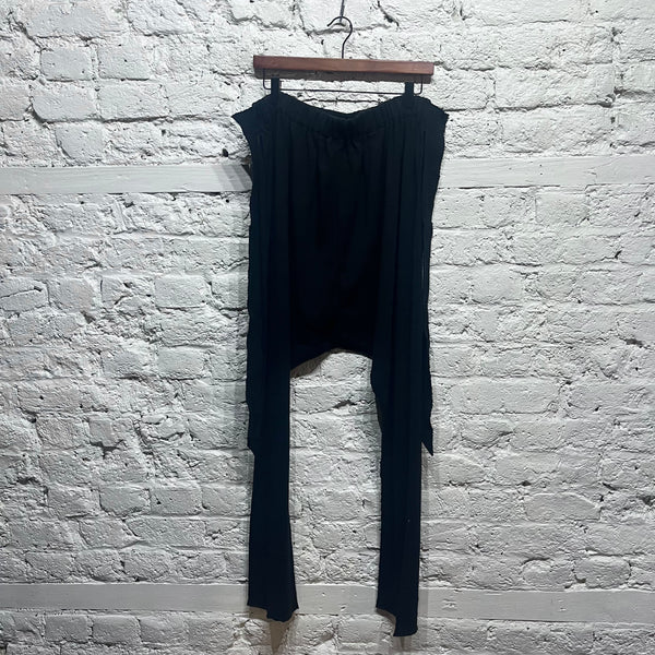 ISSEY MIYAKE
BLACK TROUSERS WITH DETAILS ON SIDES
SIZE 2