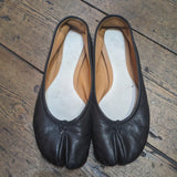 MARGIELA 
BLACK TABI BALLET PUMPS