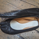 MARGIELA 
BLACK TABI BALLET PUMPS