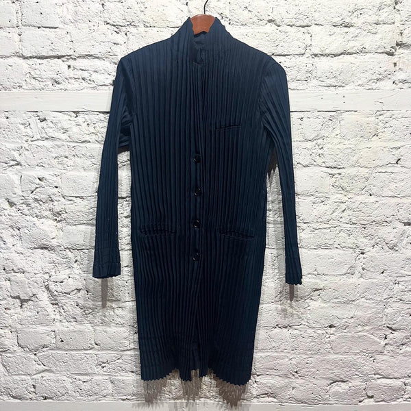 ISSEY MIYAKE
NAVY PLEATED JACKET
SIZE S