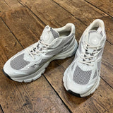 AXEL ARIGATO 
GREY/SILVER TRAINERS