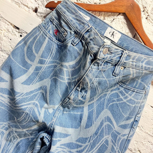 CALVIN KLEIN
CK ONE 
BLEACH PATTERN HIGH RISE RELAXED JEANS