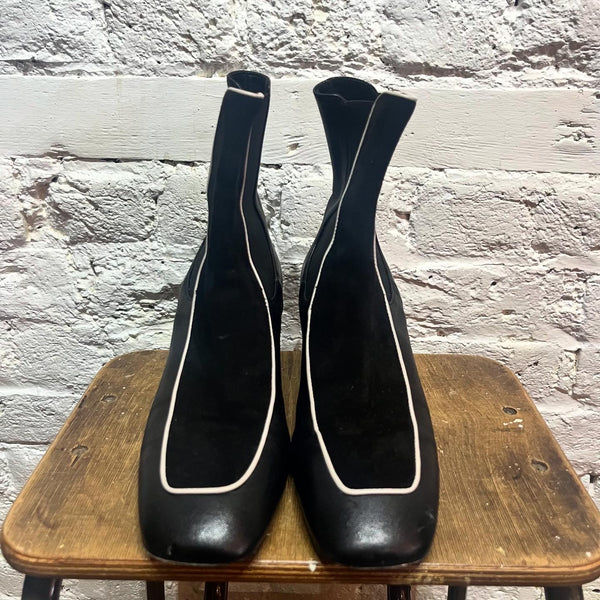 TOTÉME
BLACK BOOTS WITH WHITE PIPING
SIZE 40/7UK