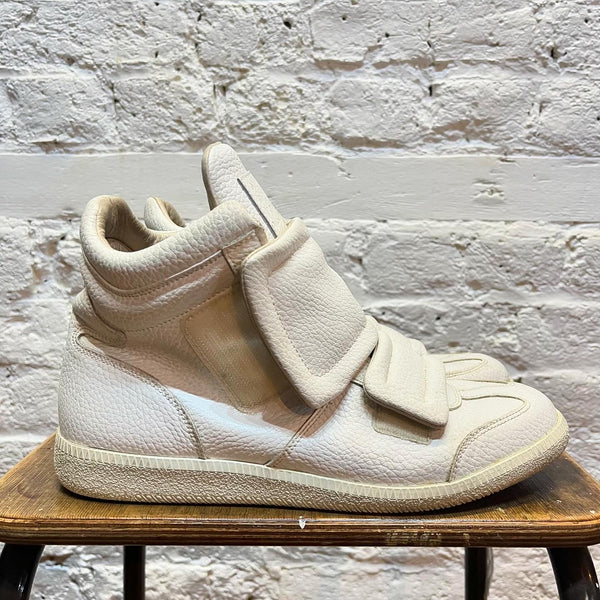 MARGIELA
REPLICA WHITE TEXTURED LEATHER VELCRO HIGH TOPS
SIZE 40