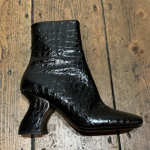 DRIES VAN TEXTURED LEATHER HEELED ANKLE BOOTS
SIZE 38