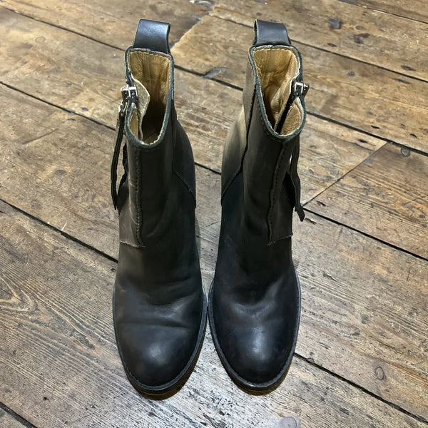 ACNE
BLACK ANKLE BOOTS