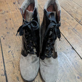 MARC JACOBS
GREY SUEDE BOOTS