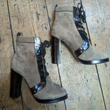 MARC JACOBS
GREY SUEDE BOOTS